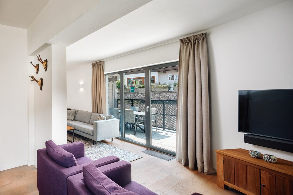 Die Fotos dürfen ausschließlich für PR- und Marketingmaßnahmen des Hotels Residenz Drachenstein, Niederau, Österreich verwendet werden.
Jegliche Nutzung Dritter (durch Verkauf oder Weitergabe) ist mit dem Bildautor, Michael Huber | www.huber-fotografie.at, gesondert zu vereinbaren.
Copyright aller Aufnahmen:
Michael Huber
5730 Mittersill. Hallenbadstraße 4
www.huber-fotografie.at
0664 / 250 86 32